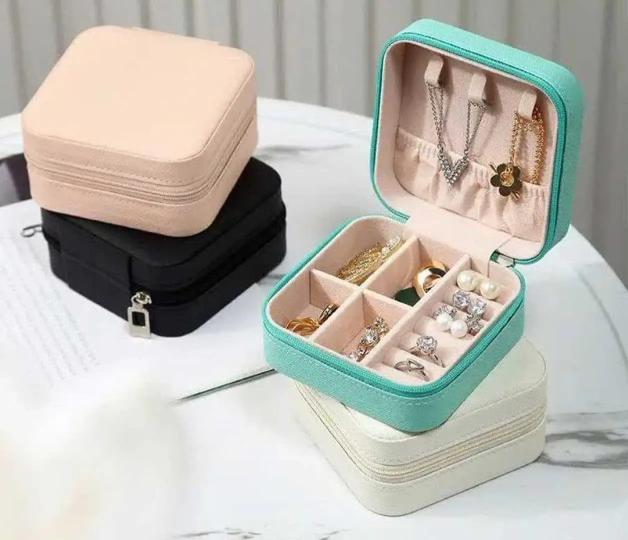 جعبه جواهرات لوکس به شکل مکعب مربع از جنس چرم‌ مصنوعی ساخته شده است. بخش بیرونی این‌ جعبه دارای رنگ بندی متفاوت و زیبا می‌باشد. درب آن نبز زیپی است که سه ضلع جعبه را تشکیل می‌دهد تنها یک ضلع