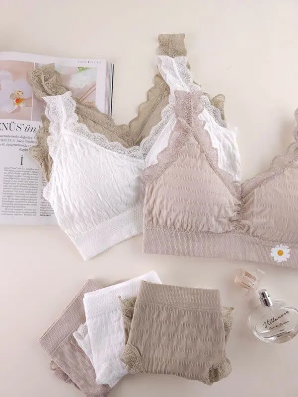 چه ست شورت و نیم‌تنه دلبر و نازیه 🌼😍 با این چاپ بابونه‌های ملیح و جنس فوق‌العاده لطیفش، کافیه یک بار امتحانش کنی🍃 مطمئنم که دوباره سراغش میای. 💖 حتما کمد لباس‌هات به یکی از این ست‌های جذاب ا