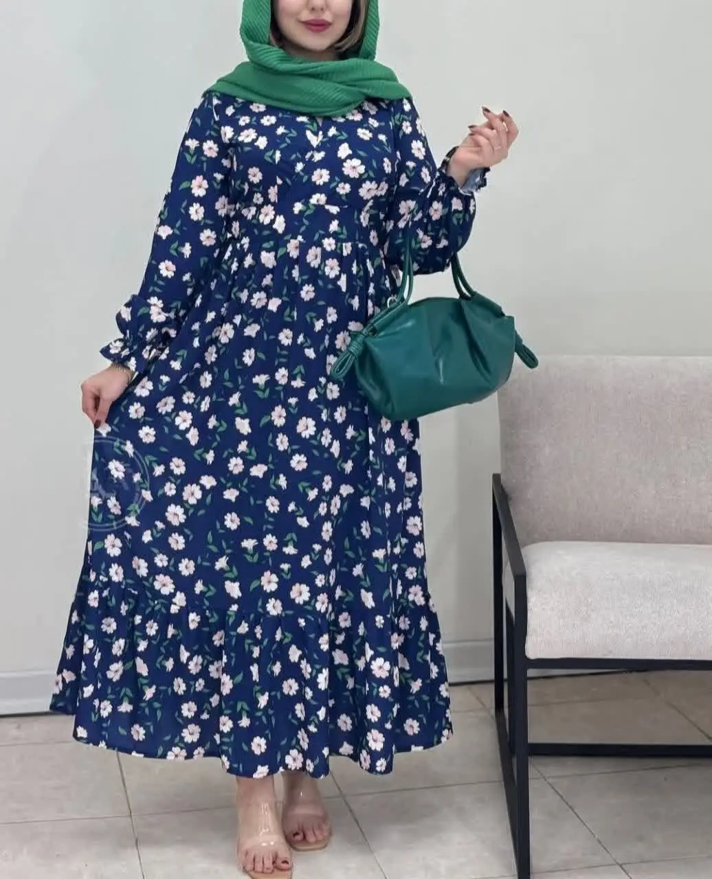 از دلبرترین پیراهنای امسال قطعا همین مدله. آدم بادیدنش عطر شکوفه‌های بهار به مشامش میرسه🌺🌼😍یقه چپ و راستی داره که برای خانمای شیردهم مناسبه. چین آستین ‌و دامنش خیلی کیوته🥹پشت کمرش کشدوزی شده