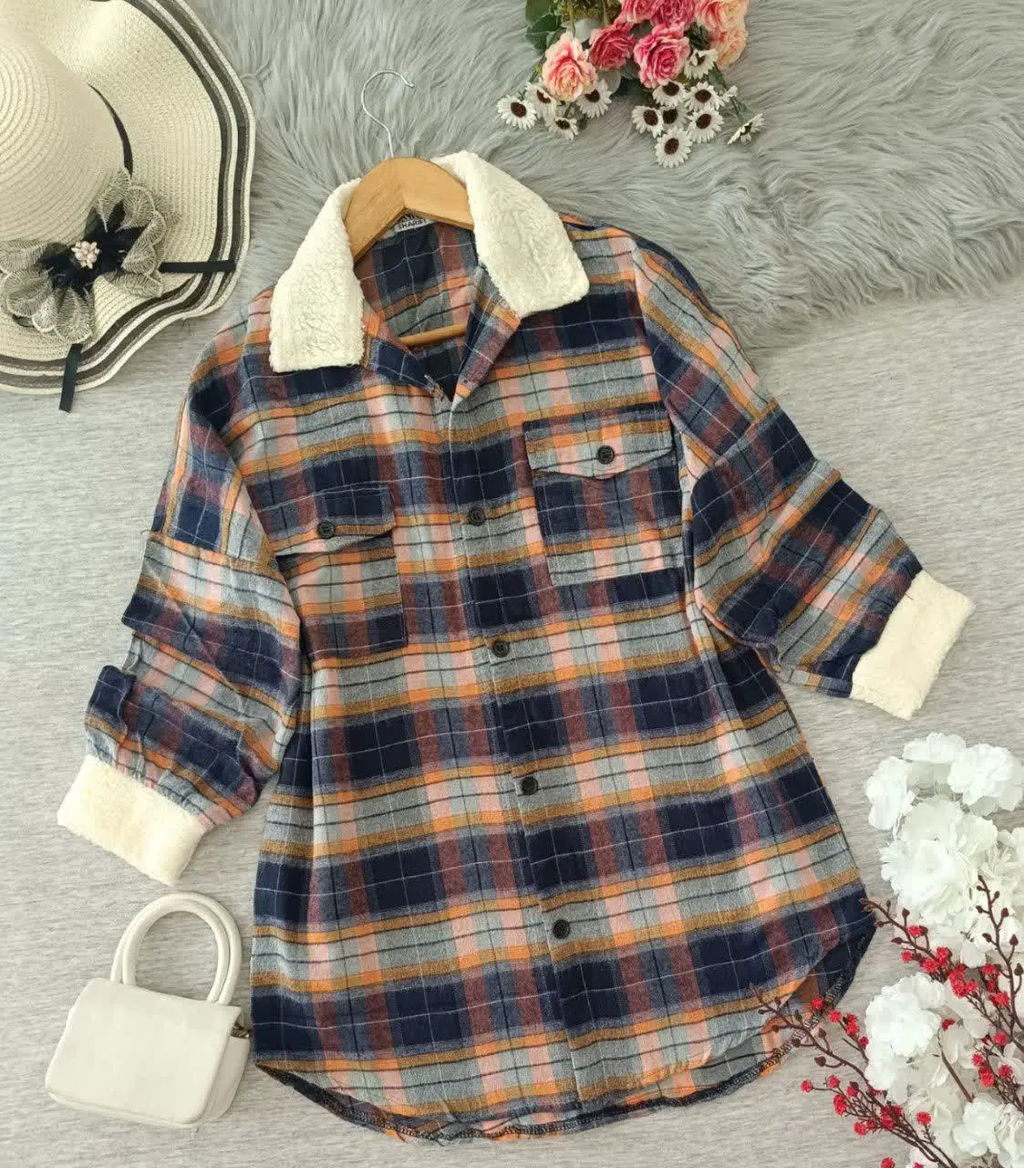 مانتو یقه خزسرمه‌ای نارنجی 
