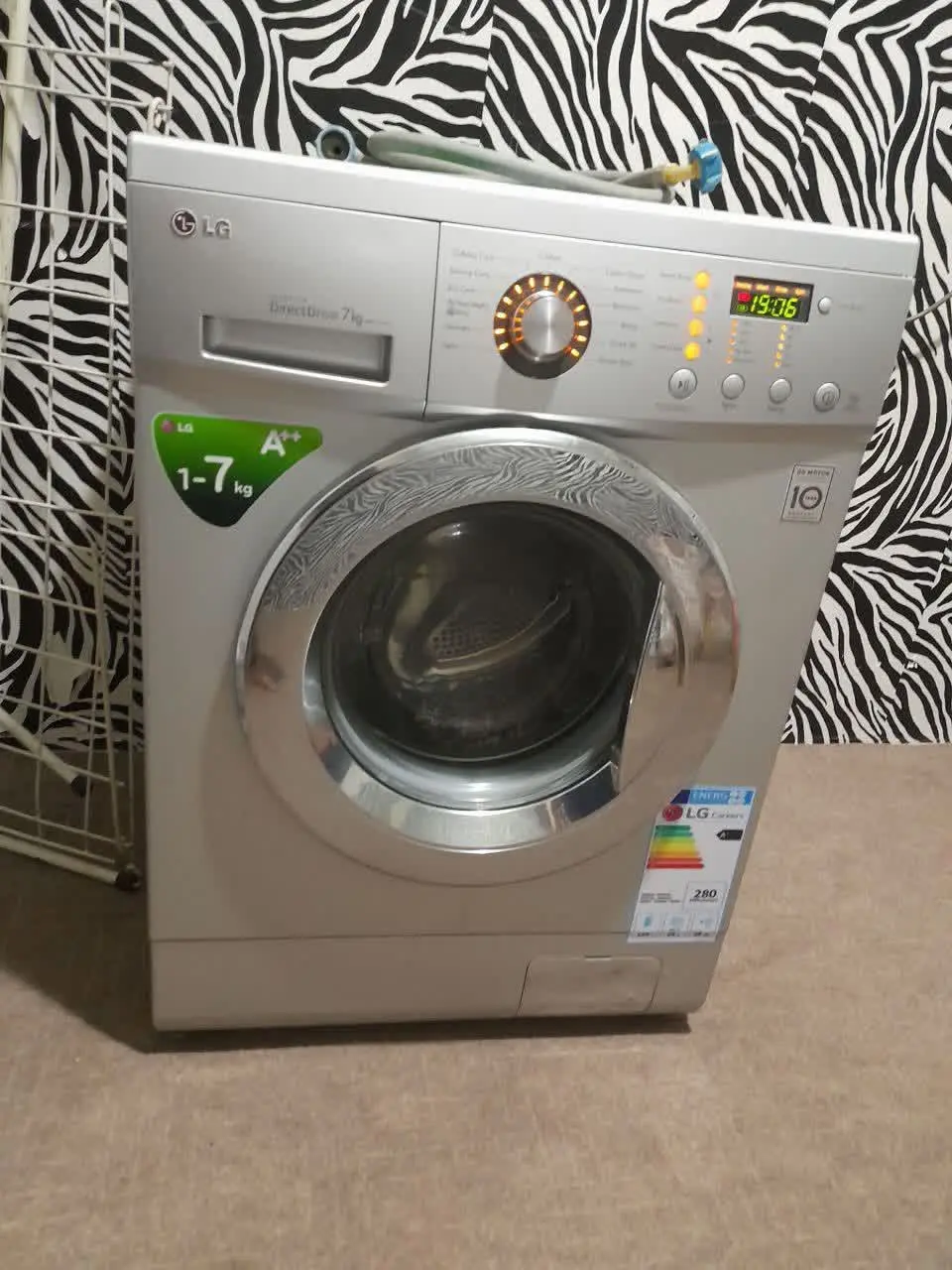 لباسشویی الجی ۷ کیلو اصل کره در حد نو بدون صدا ولرزش سالم گیربکسی ۱۲۰۰دور 
