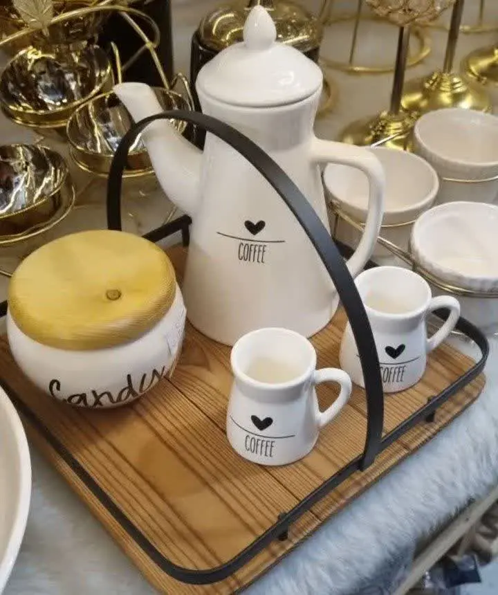 ست قهوه خوری و قندون گذاشتی...