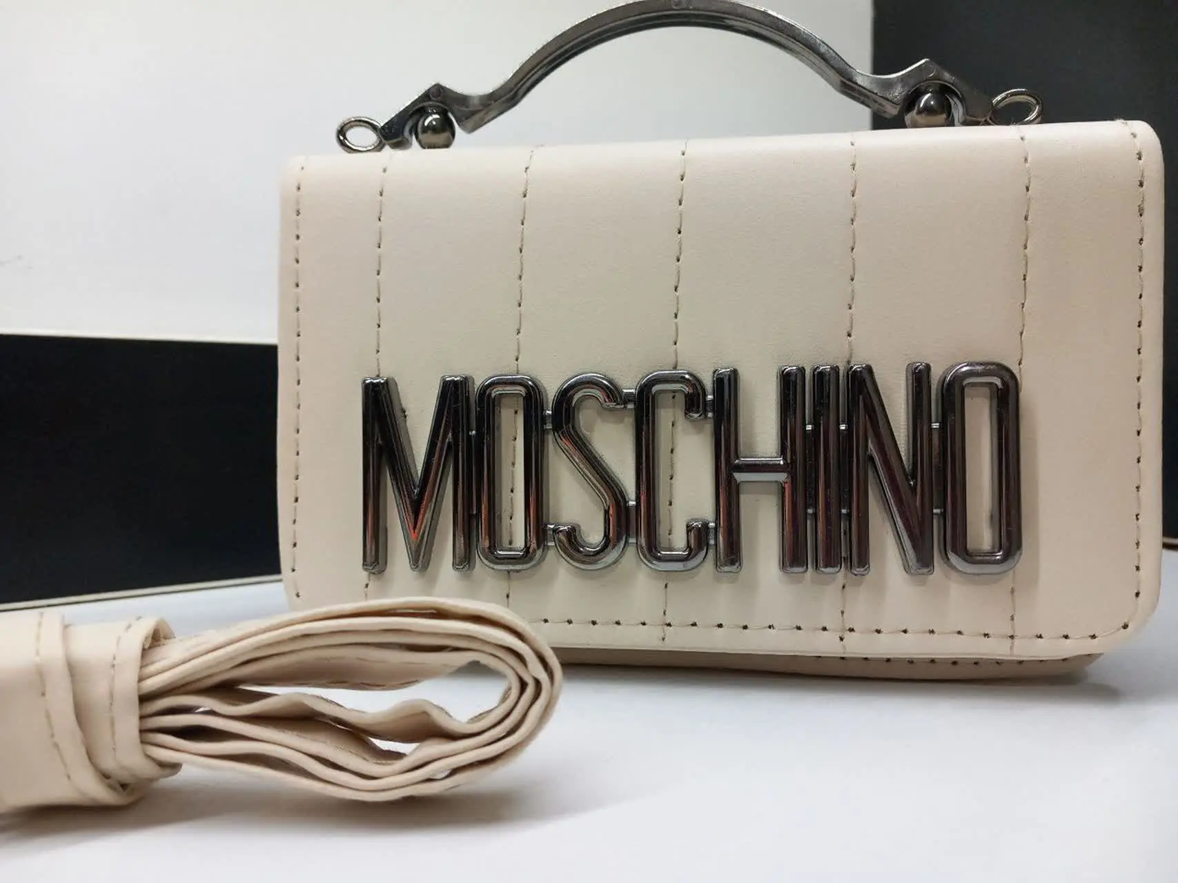 👚نام: ✨ کیف پاسپورتی موسچینو 🦋