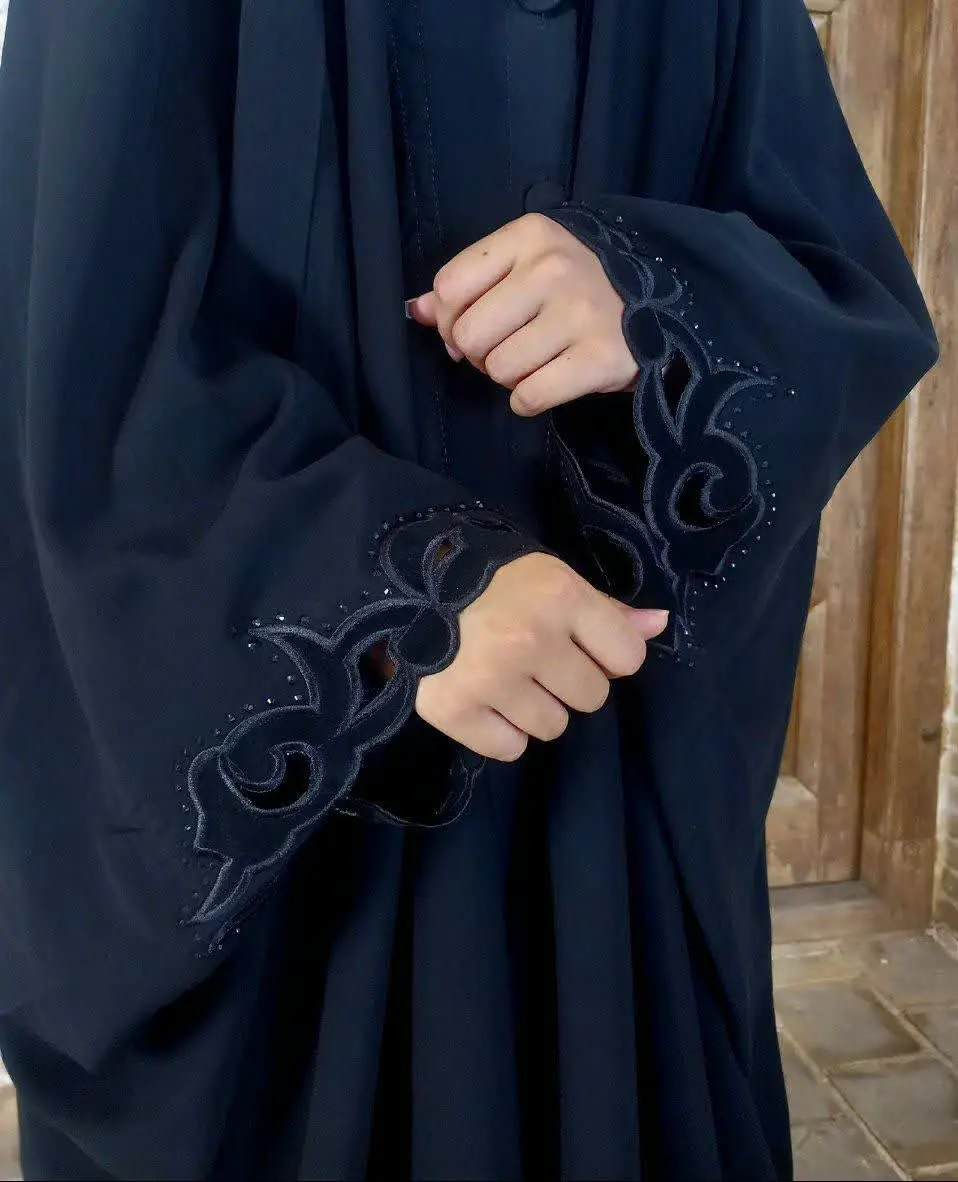 ✨ چادر عربی گلدوزی‌دار – شکوه اصالت با امضای نرجس خاتون ✨
