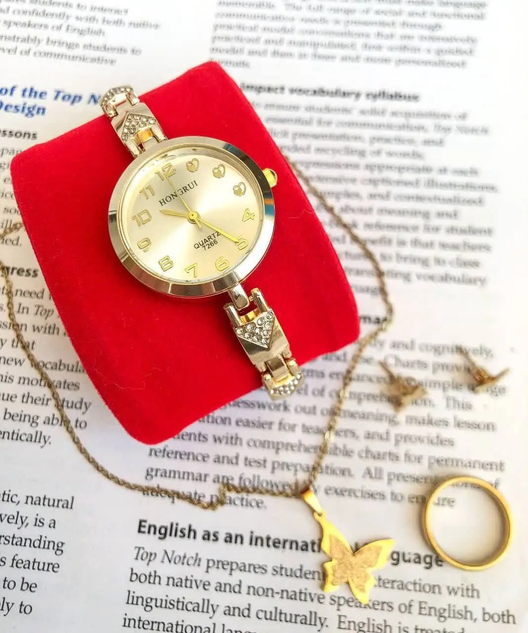 👚نام: ساعت زنانه هانگری بنداستیل رنگ‌ طلایی
