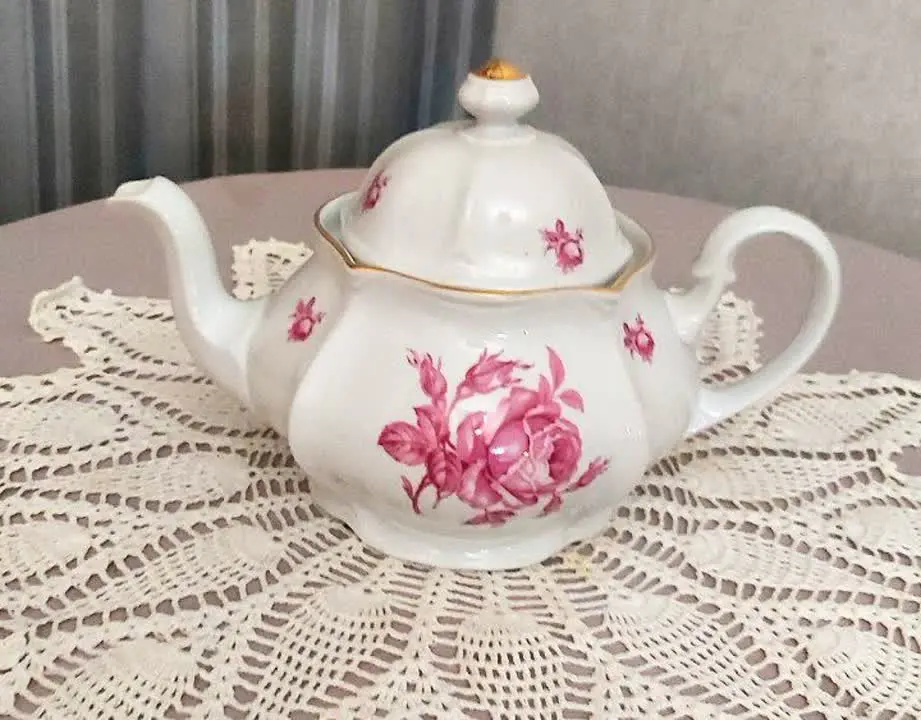 قوری کلکسیونی ساخت بوهمیا ارتفاع۲۰گنجایش حدود یکونیم لیتر 
