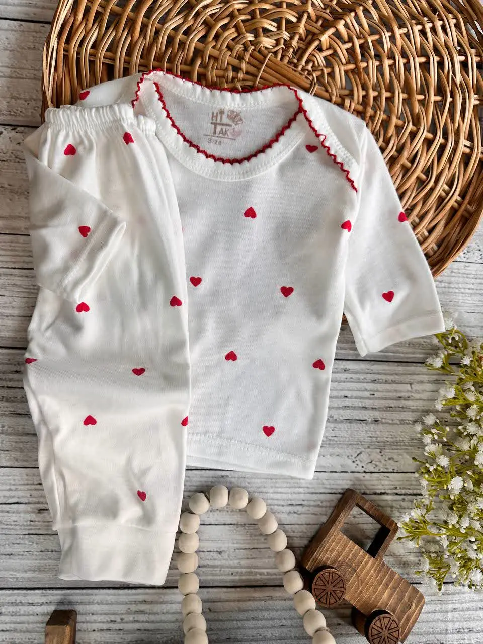 بلوز شلوار سفید طرح تمام چاپ قلبی قرمز ریز نوزادی و کودک کد ۱۷۳۱۸۰ 
