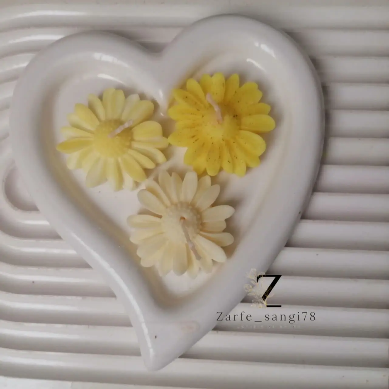 شمع طرح بابونه رنگ زرد
