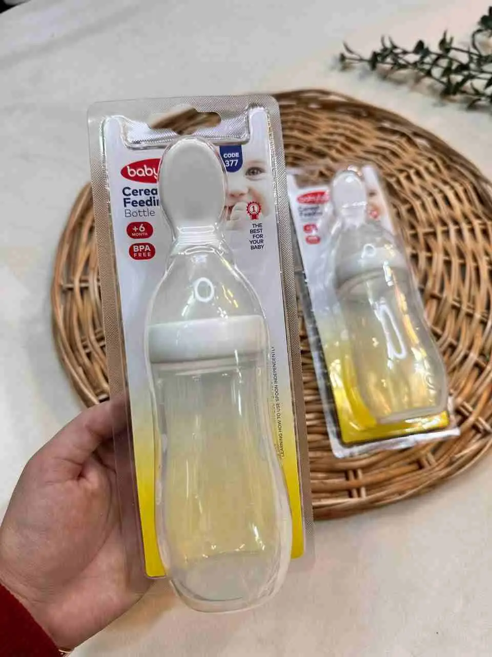  سرلاک غذای کمکی کودک است و باید در تغذیه‌ی کودک لحاظ گردد. سرلاک خوری مدل ۳۷۷ بیبی لند وسیله‌ای مناسب برای این کار است. مهم‌ترین ویژگی آن وجود سری قاشقی جهت تغذیه‌ی راحت‌تر کودک است که کمک 