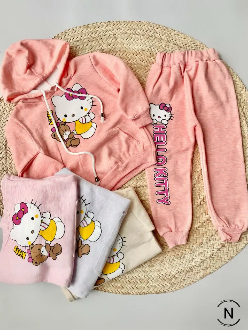 #هودی‌شلواردخترانه داخل کرک کیتی
