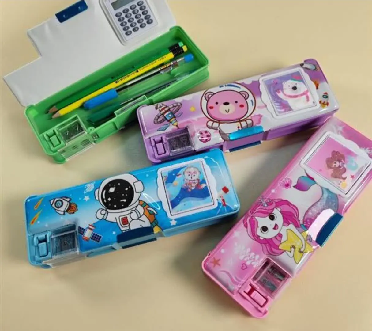 جامدادی همراه با ماشین حساب
