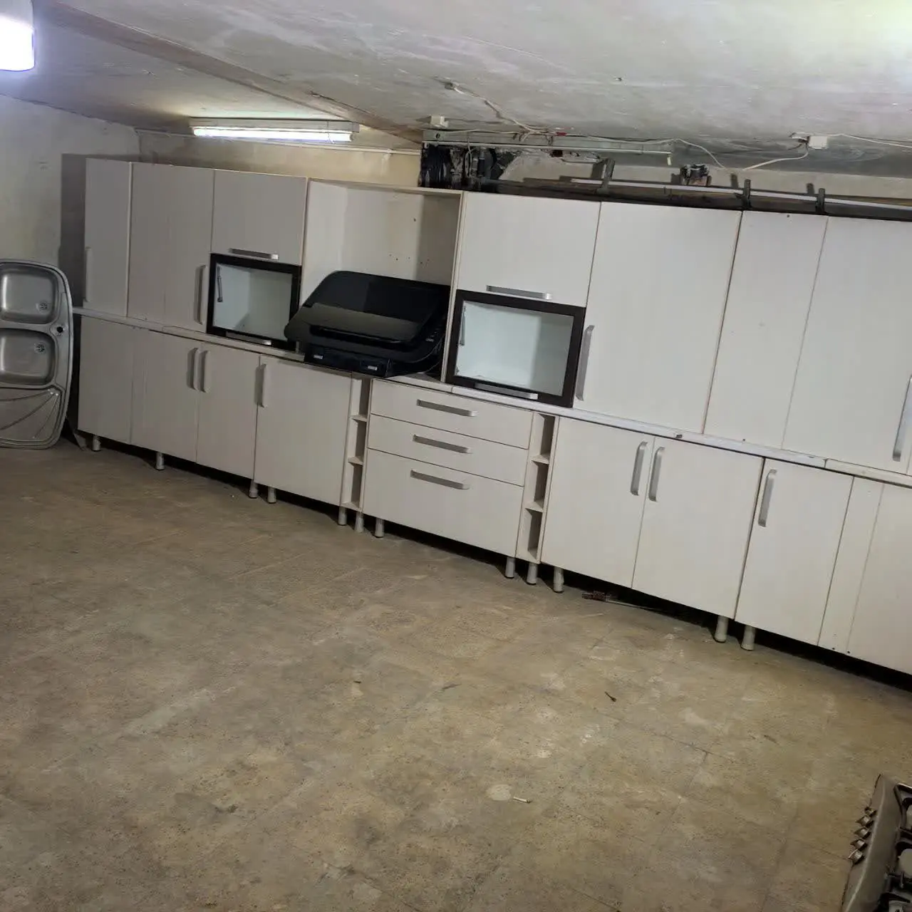 ۱۲ متر کابینت سفید تمام ام دی اف تمیز سالم ۶متر پایین ۶متر بالا همراه با سینک هود گاز 
