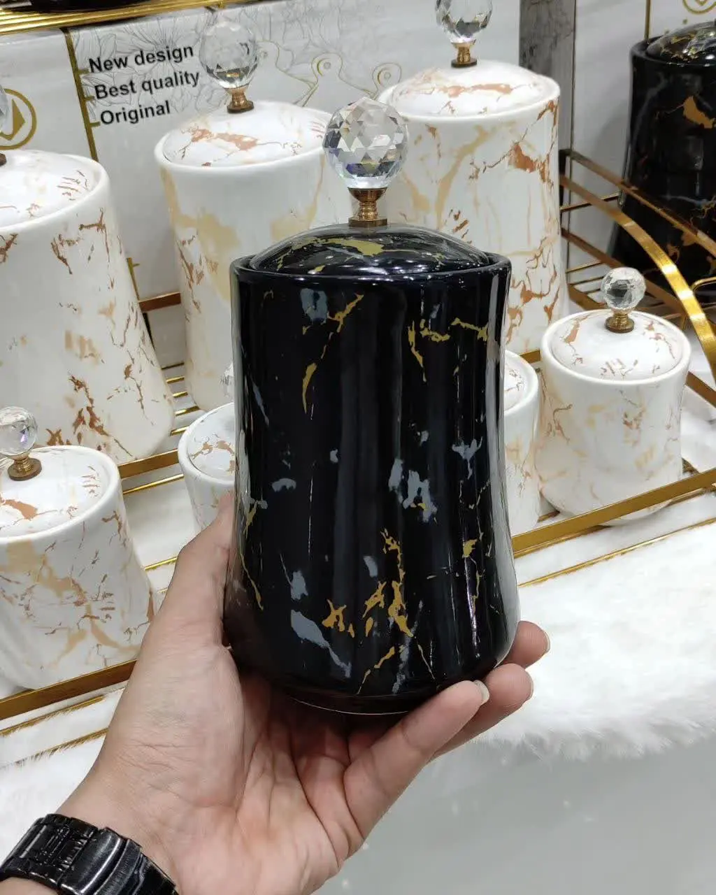 دو مدل در دو رنگ سفید و مشکی
