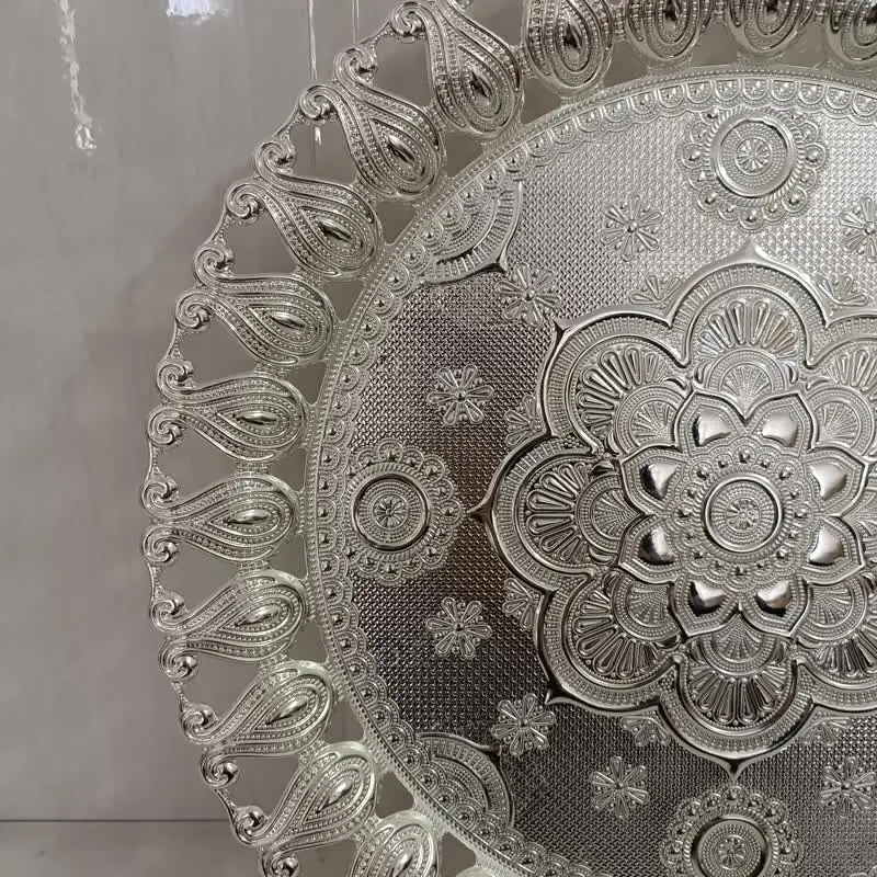 این سینی مناسب برای استفاده در مجالس، جشن‌ها و مراسم‌های خاص است. همچنین، می‌توانید از آن به عنوان یک تکه تزئینی زیبا در دکوراسیون منزل خود استفاده کنید. با طراحی شگفت‌انگیز و ظاهری شیک، سین