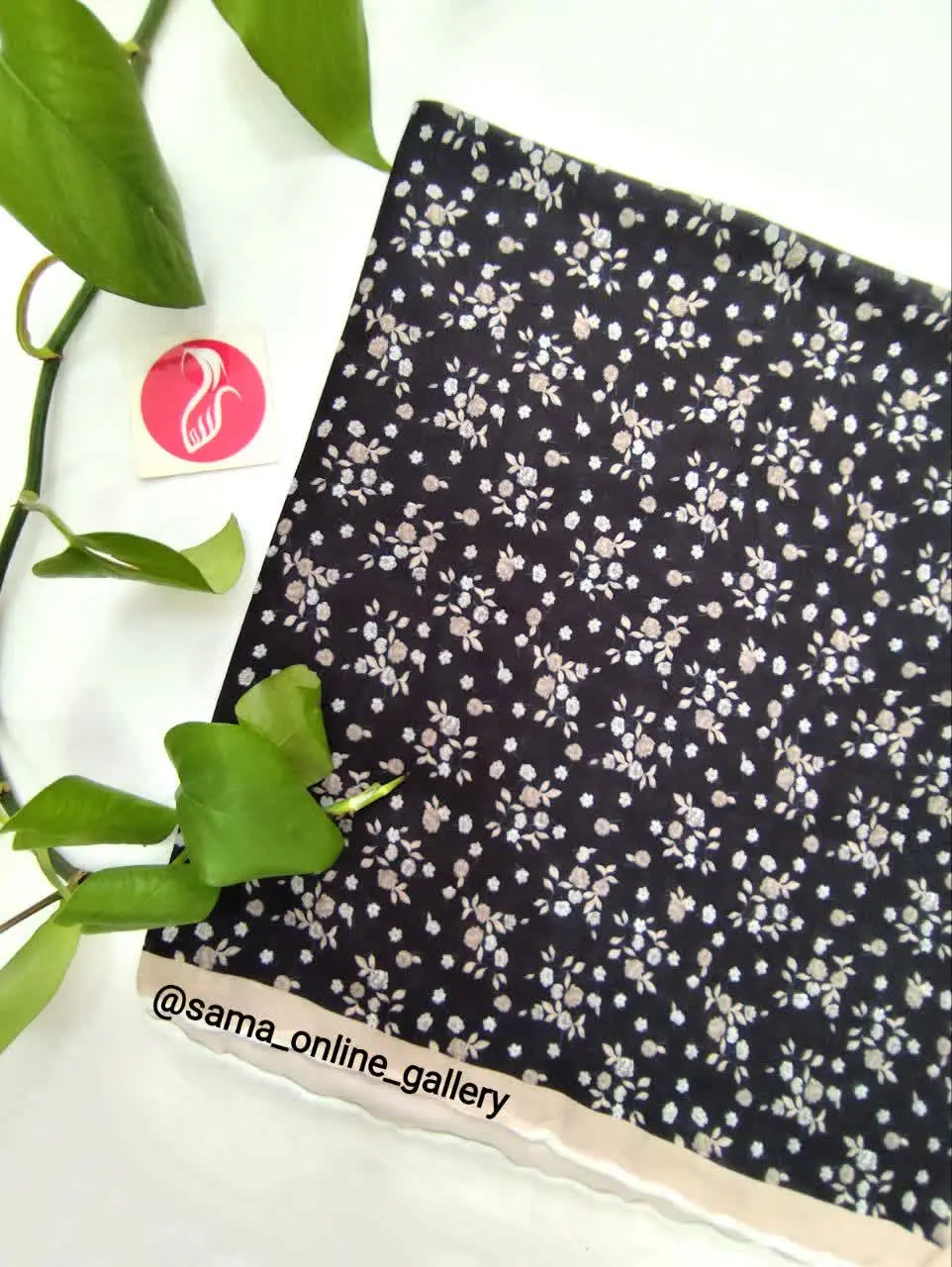 🍃روسری مشکی با گل‌های کرمی 
