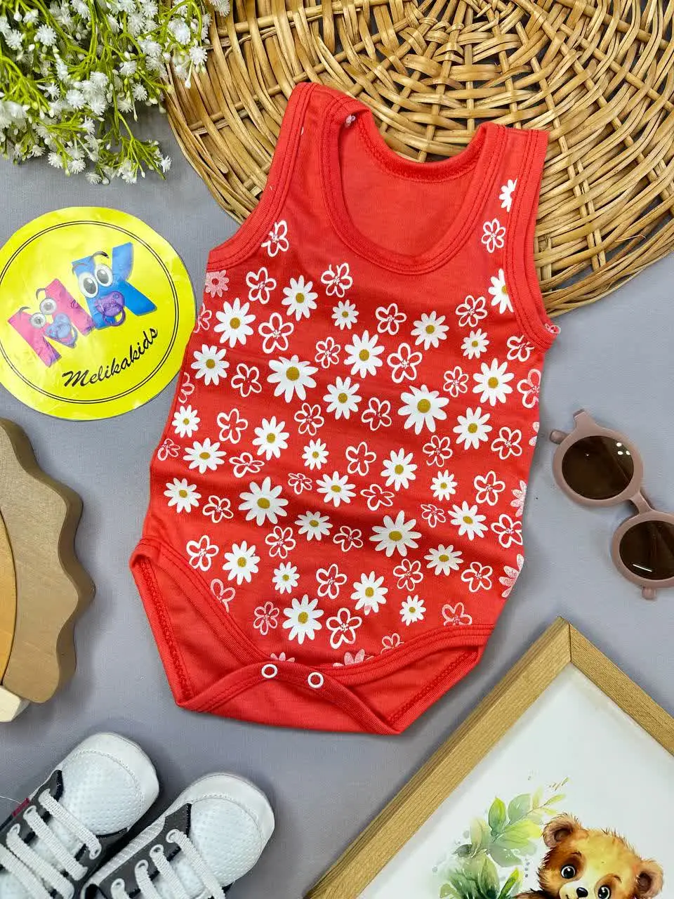 بادی زیردکمه طرح گل بابونه قرمز نوزادی و کودک کد ۱۱۸۰۱۵ 
