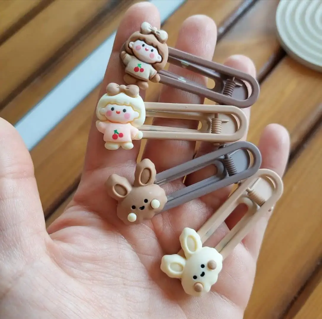 گیره انبری کرم قهوه‌ای فانتزی
