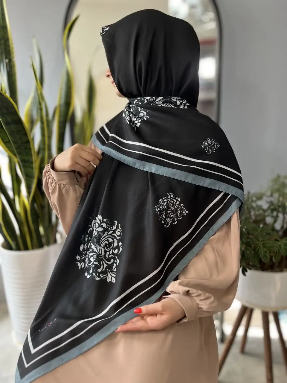 موافقید کدوم مدل روسریای مشکی شارژ بشع
