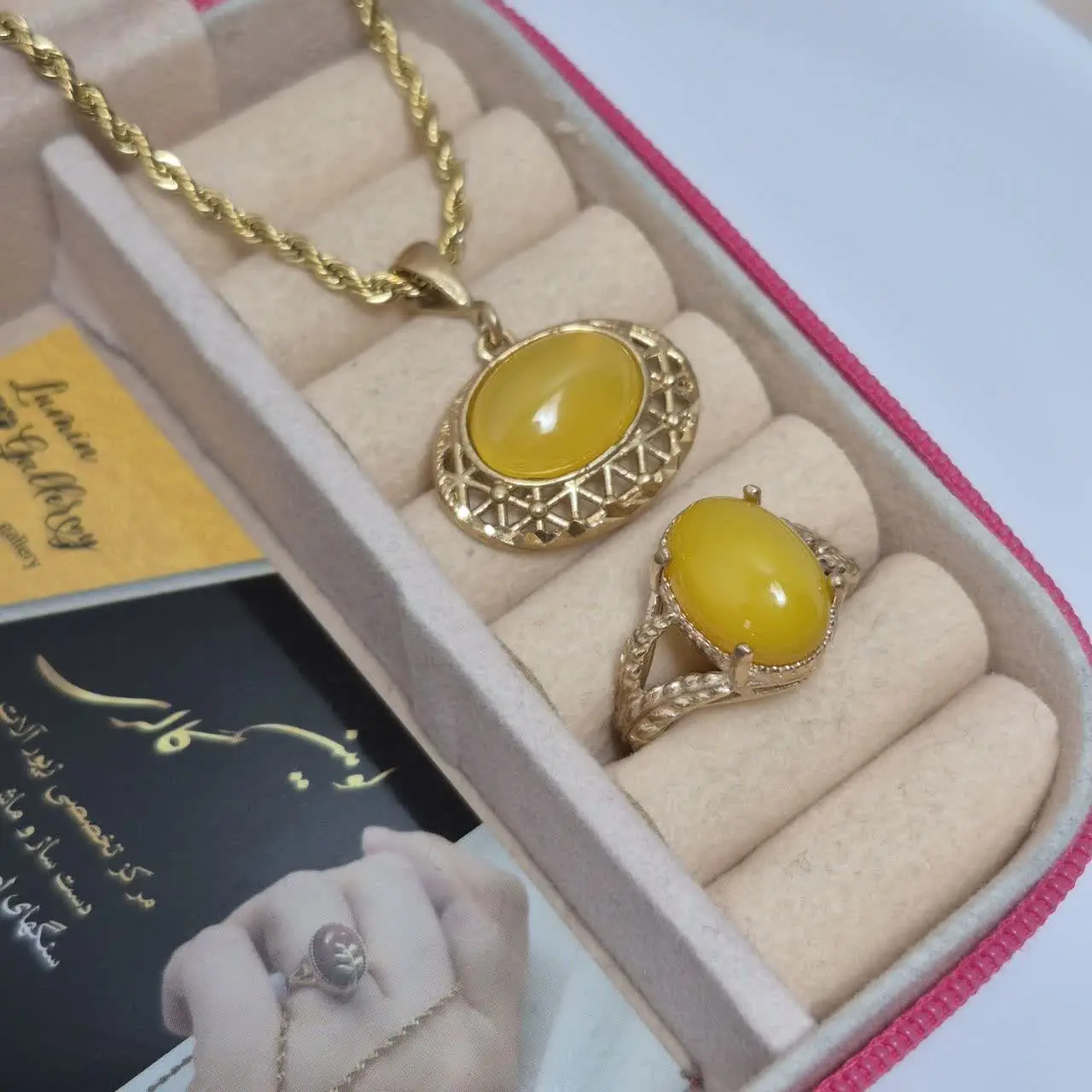 💛#عقیق زرد بسیار پر انرژی است و برای ناراحتی‌های روحی و بر طرف شدن غم مفید است و همچنین آرامش بخش و شادی آور است. 
