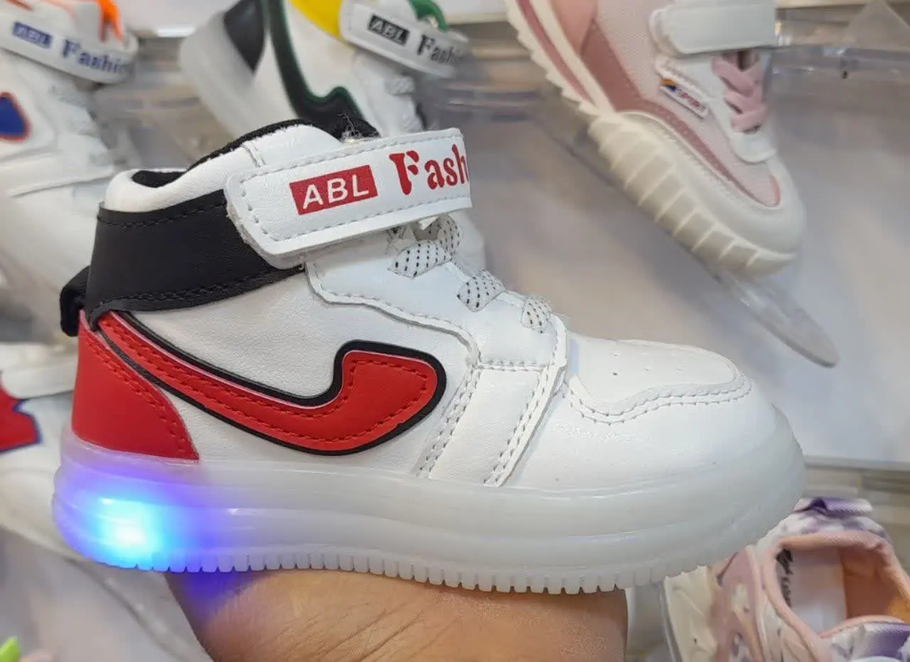 کتونی چراغدار خارجی 
