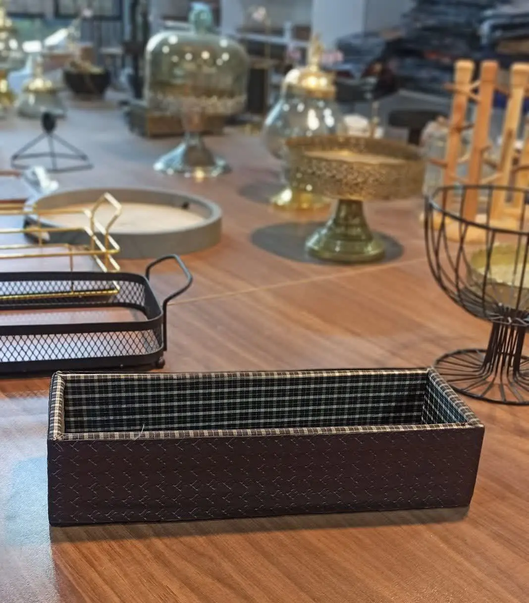 جا کفگیر و ملاقه تو کابینتی دور چرمی
