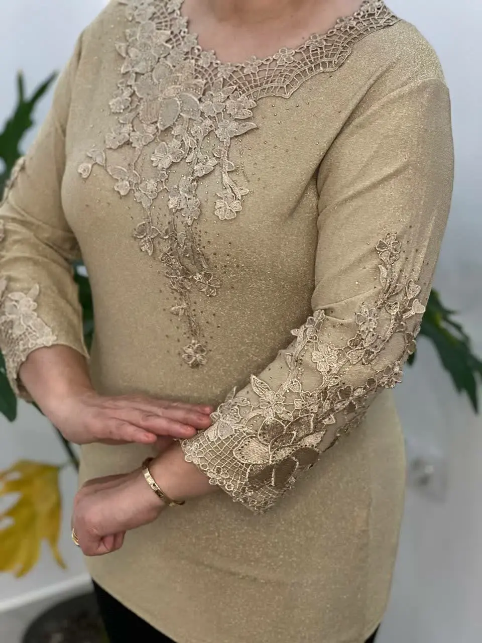 بلوز لمه وارداتی یقه و آستین‌ها گیپور کارشده 
