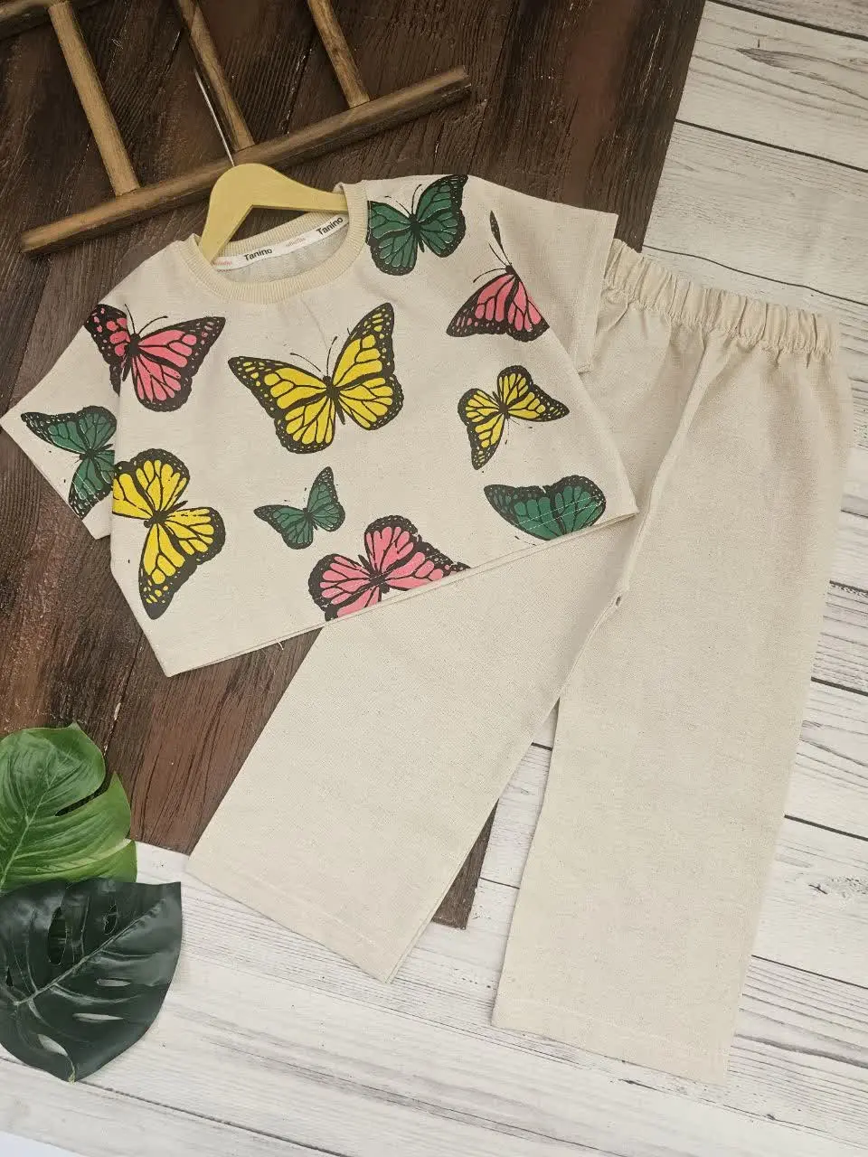 کراپ و شلوار پروانه‌های رنگی
