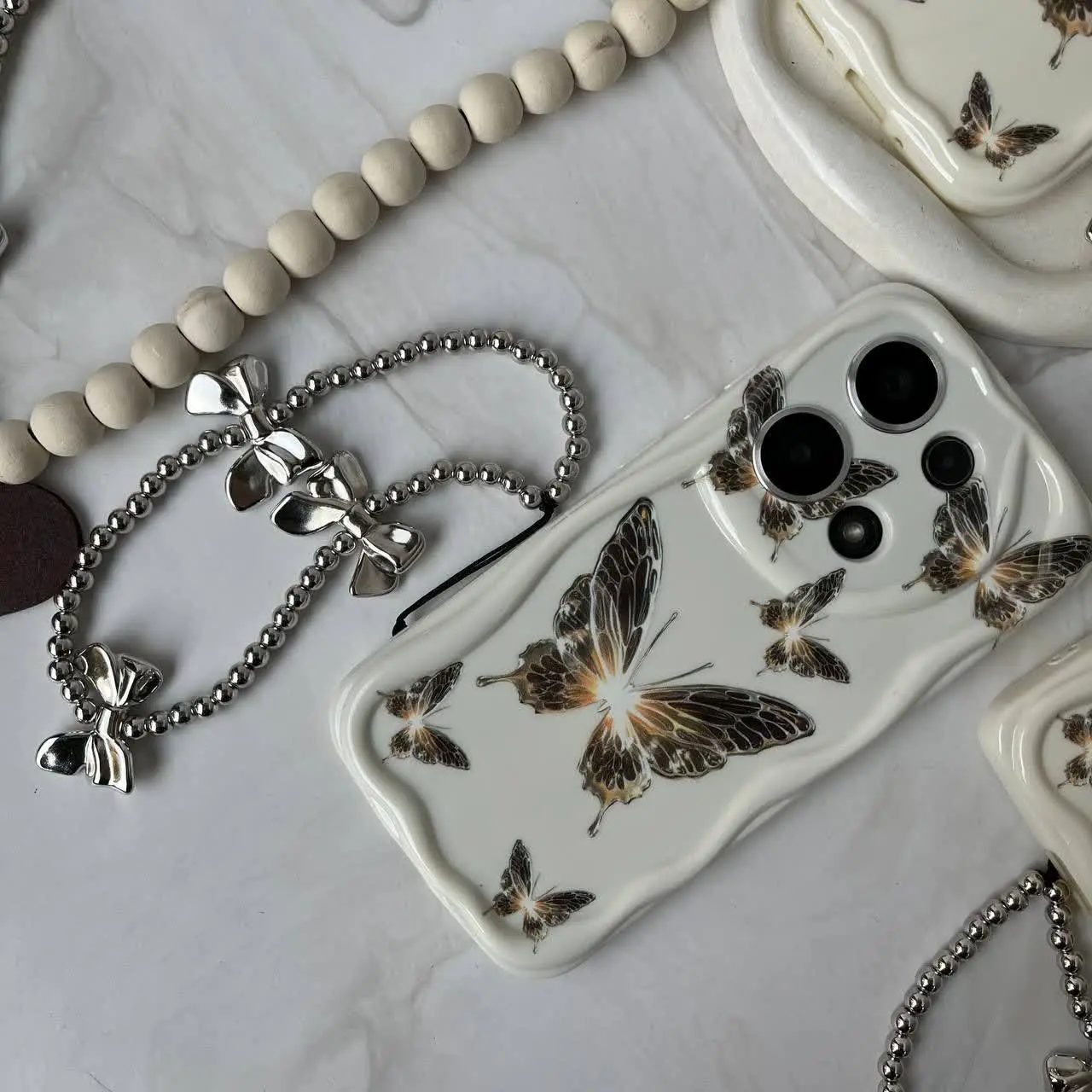 قاب موجی پروانه سفید فوق‌العاده زیبا با آویز ست مخصوص انواع #سامسونگ #شیائومی و #آیفون 
