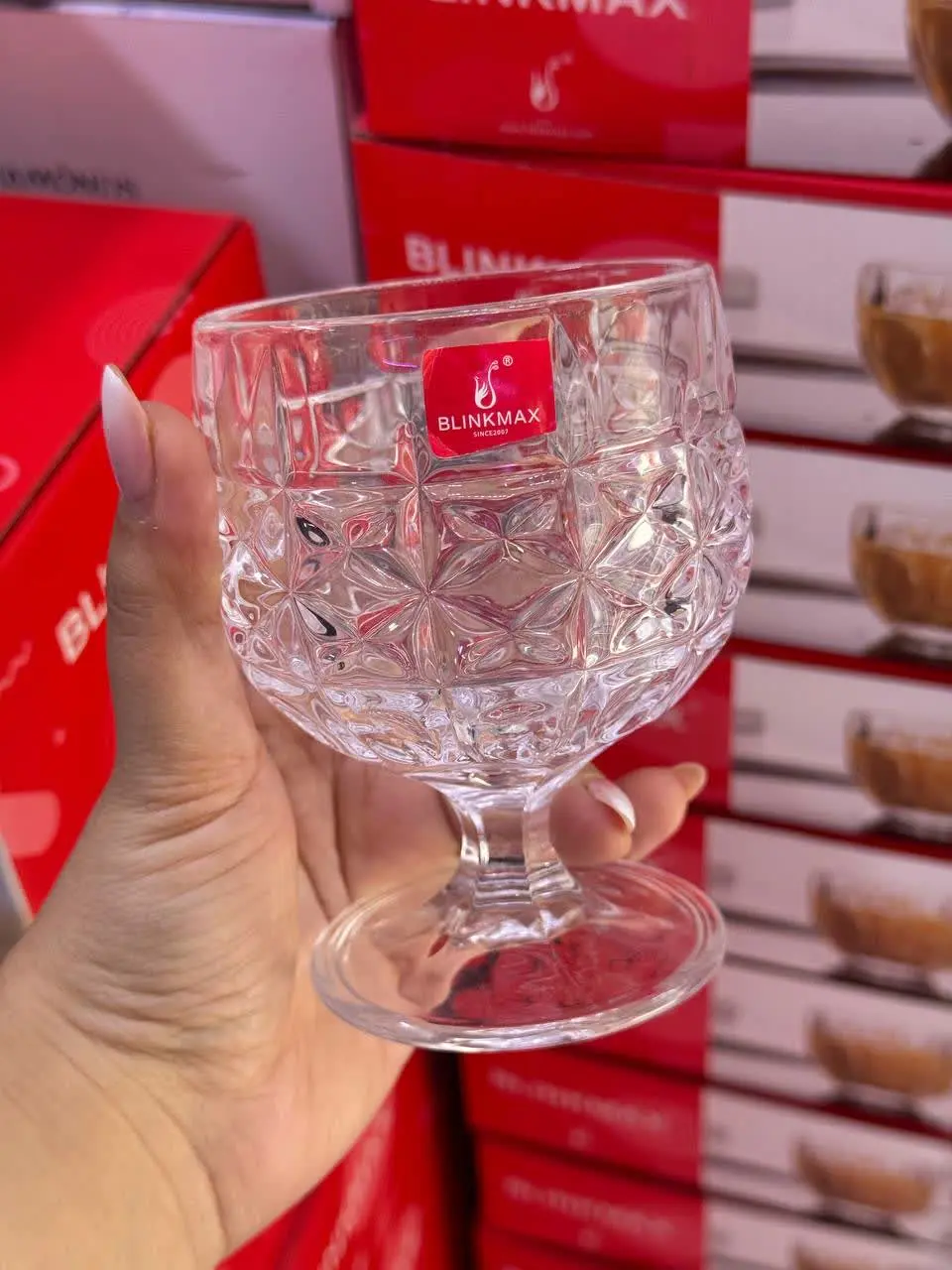 دسرخوری و گیلاس کریستالی
