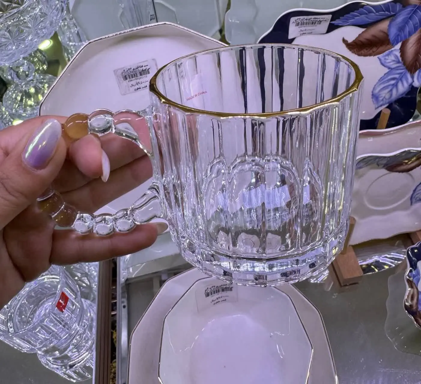 لیوان بلوری لب طلای دسته حلقه‌ای جذاب و شیک شارژشد 😍😍😍😍
