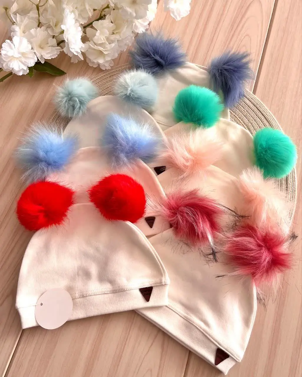 کلاه سفید دو پوم
