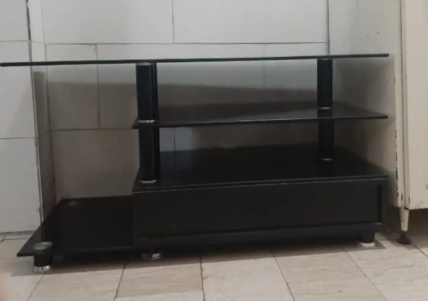 میز تلویزیون شیشه‌ای، در حد نو
