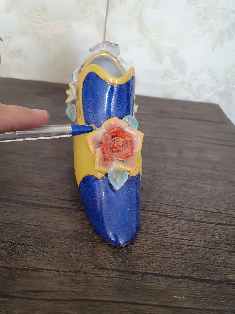 یک جفت کفش قدیمی گل برجسته. 
