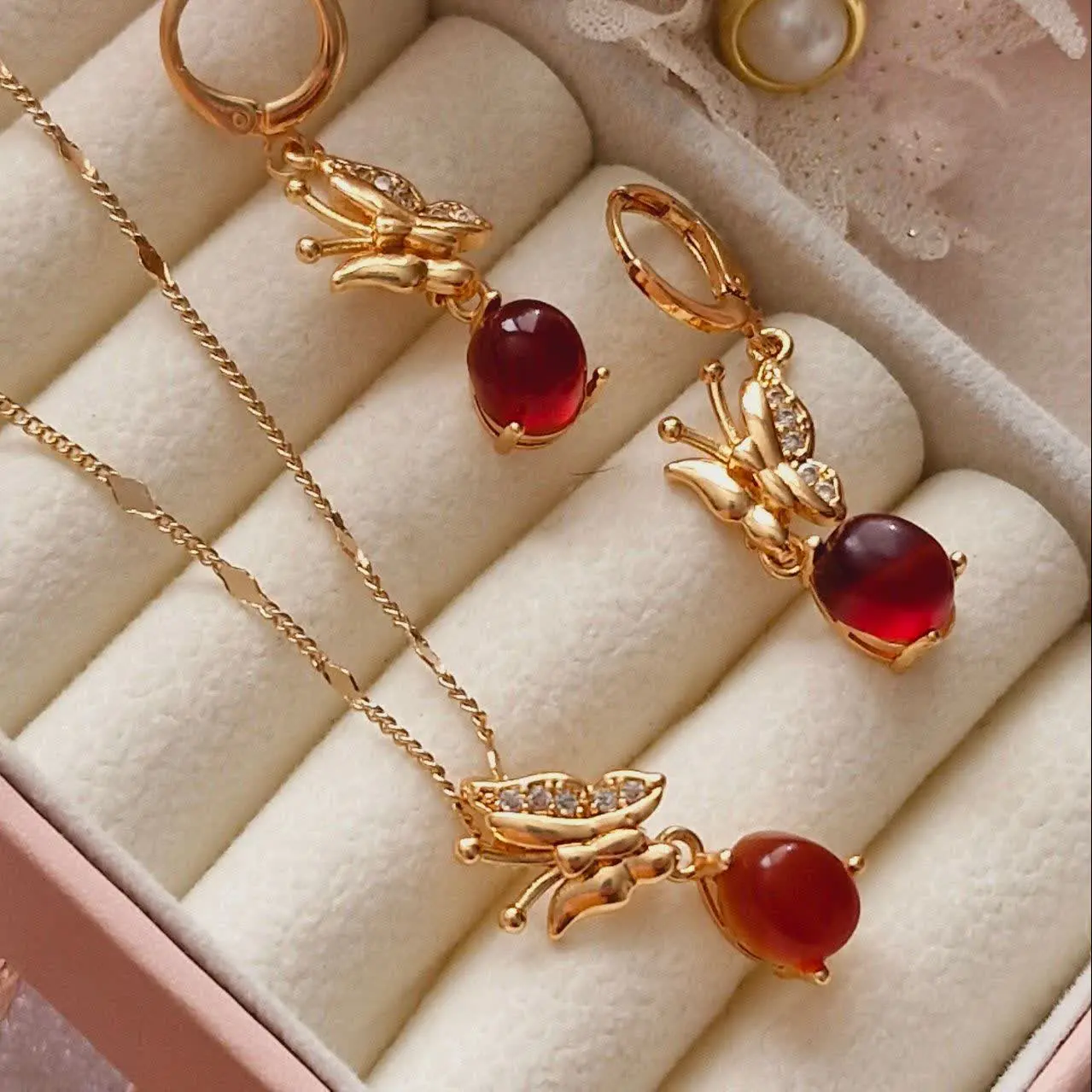 چشمها رو به خود خیره کرده😀
