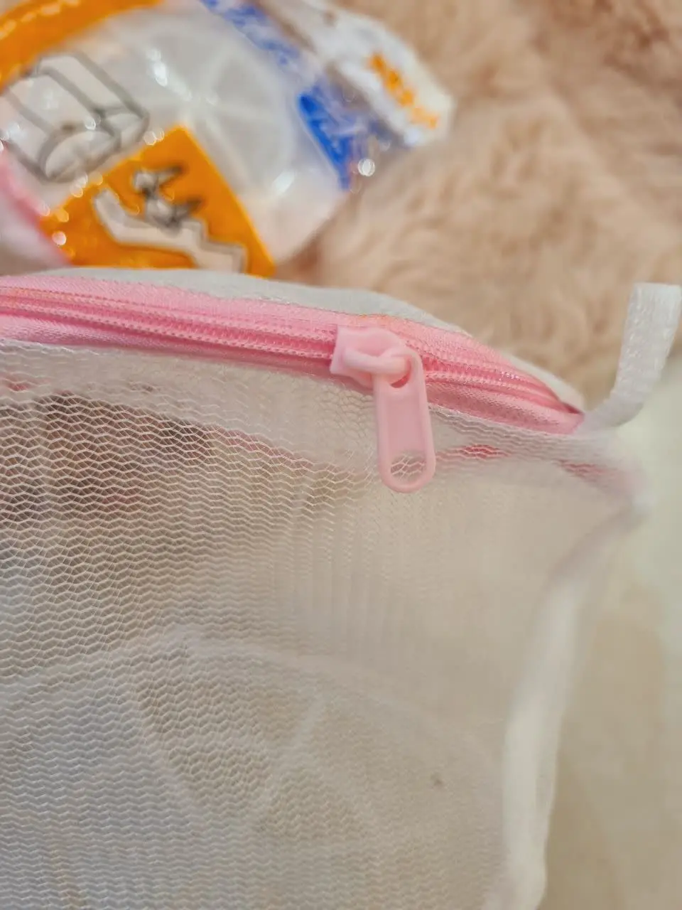 دو طرفش یه حلقه پلاستیکی مقاوم داره و زیپ محکم که با خیال راحت میتونی ازش استفاده کنی😍
