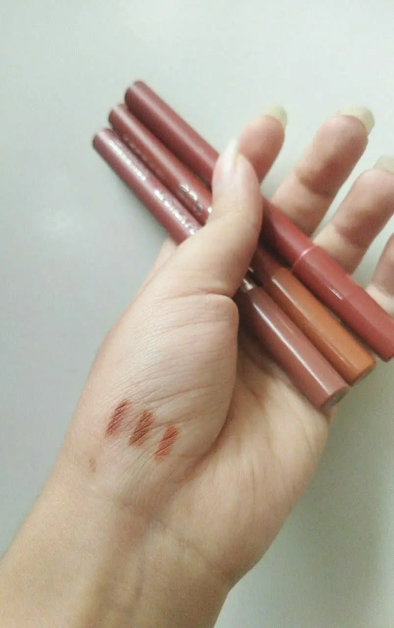 ۳ عدد رژ مدادی برند دو سه موجوده
