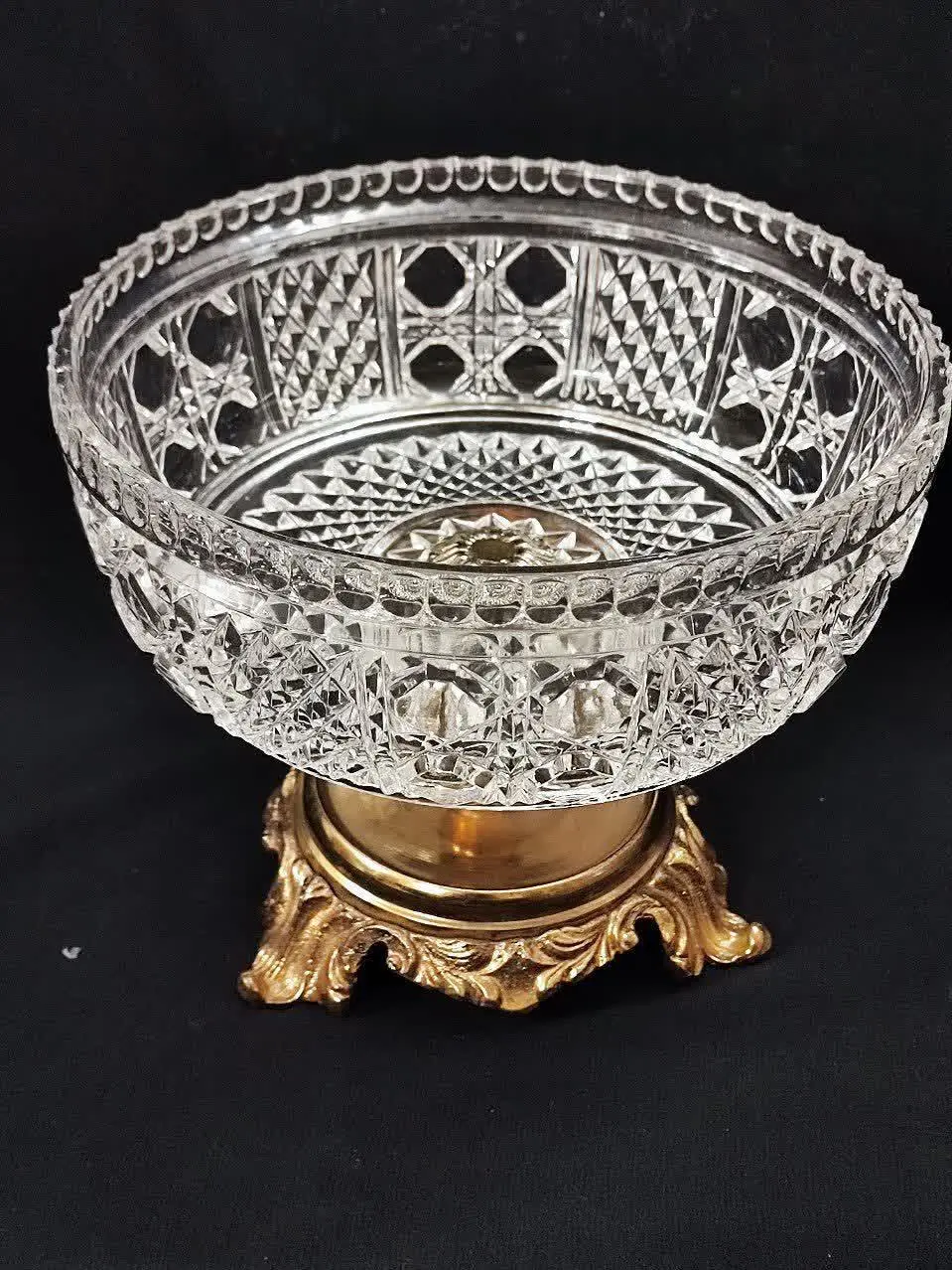 ظرف زیبای کریستال تراش خورده
