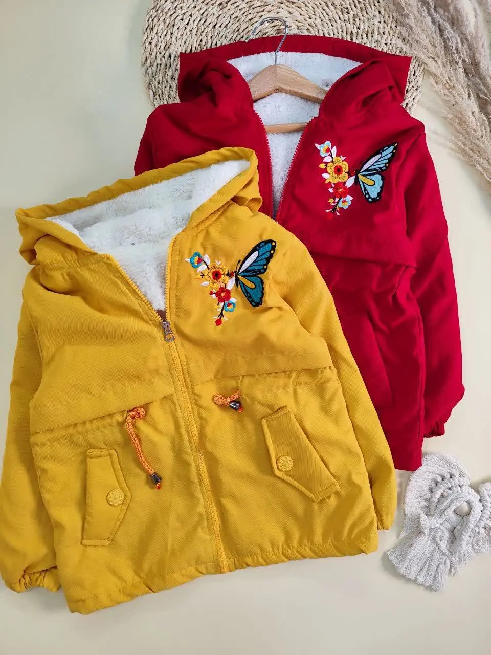 بارونی تو کرکی پروانه و شاخه گل
