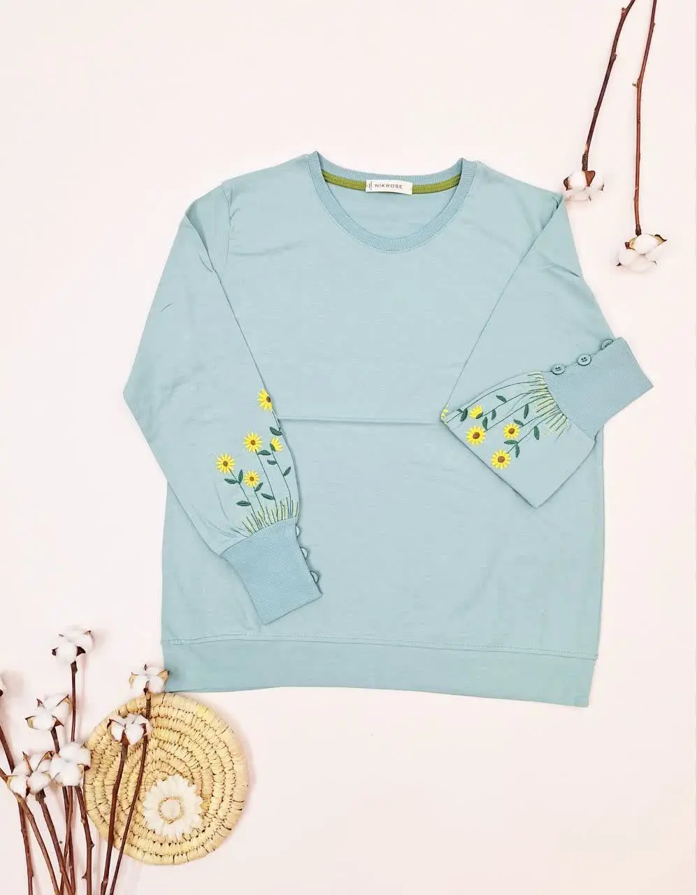 یه بلوز آستین بلند گلدوزی ش...