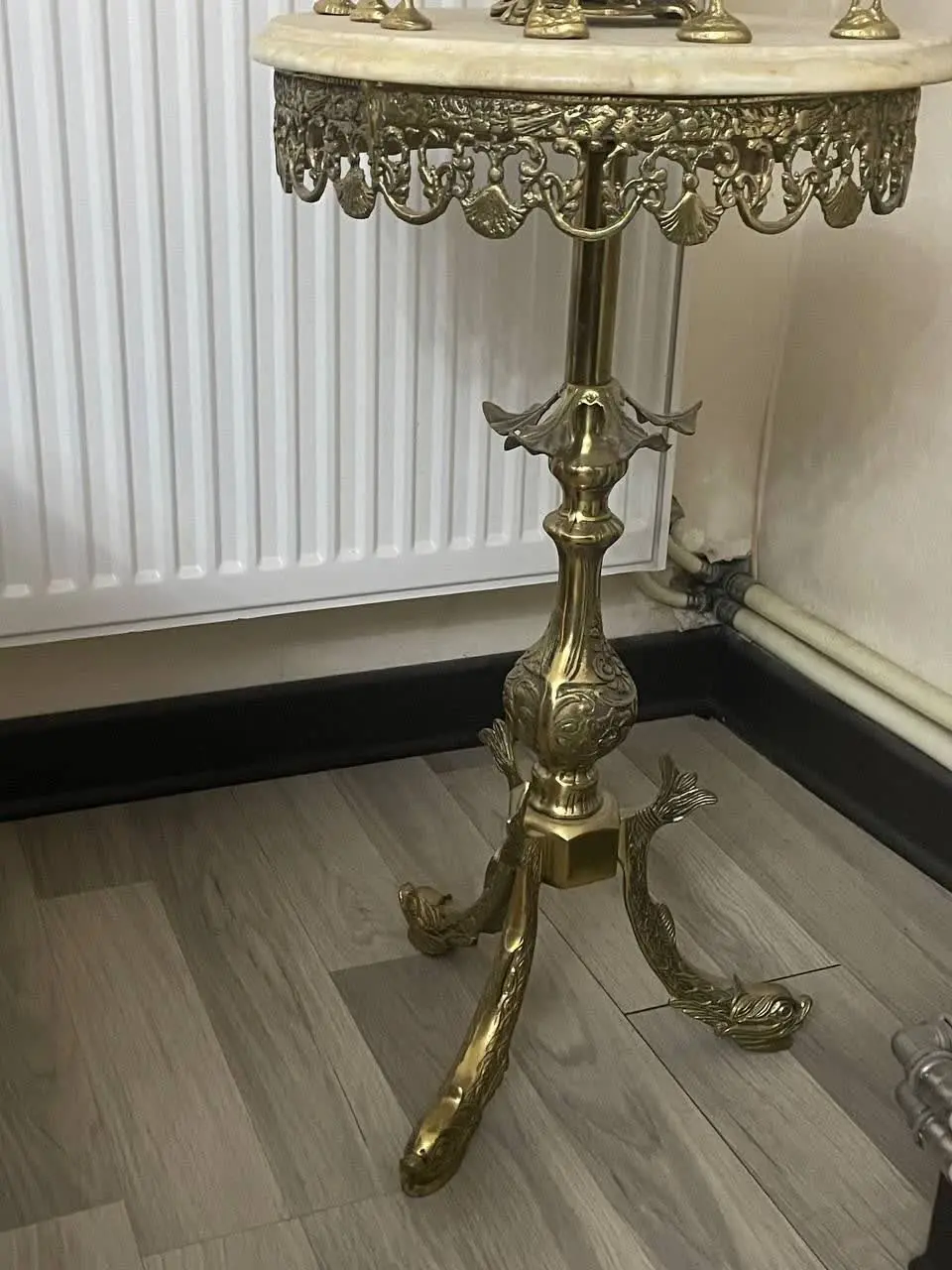 میز کنار سالنی برنزی
