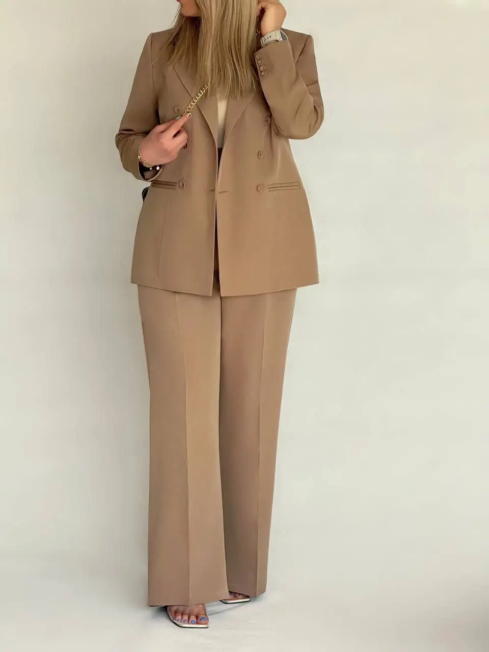 بازم سایزبزرگ و شیک، میدونم کسایی که سایزبزرگ هستن همیشه برای خرید دچار مشکلن و مدلای شیک‌به سختی پیدا میکنن، این مدل خیلی کاربردیه هم با پاشنه استایل میشه هم کتونی، دکمشو ببندی اندامی میشه 