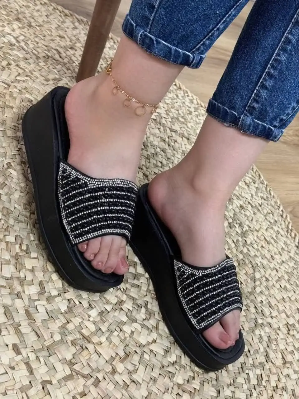 صندل مرواریدی جدید در رنگ مشکی با لژ پنج سانت، سبک راحت و با کیفیت 
