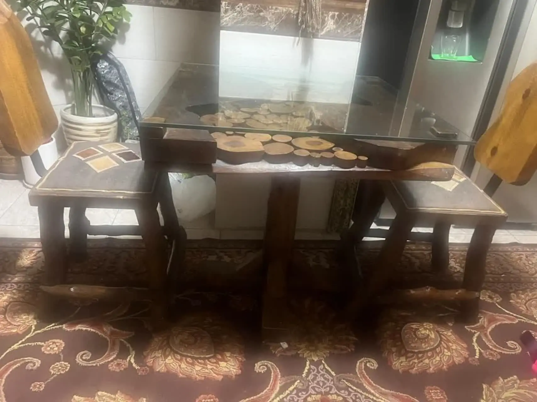 میز و ۲تا صندلی چوبی کاملا کار دست
