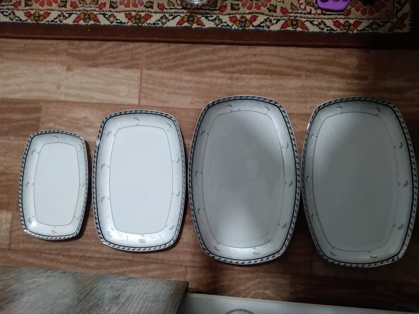 چینی سرامیکی خارجی خیلی کم استفاده شده تو اسباب کشی ناقص شده
