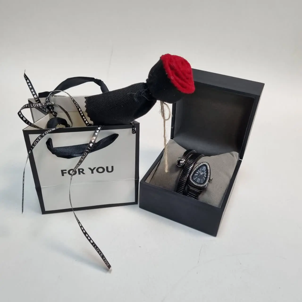 ساعت مچی زنونه ماری مشکی فنری