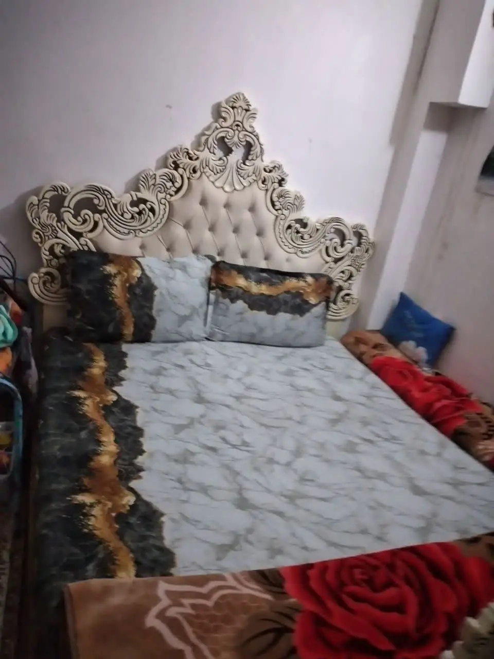 تخت خواب با تشک جنس خوب با دراور واینا ودوتا پایتختی وگنجه سالم به فروش میرسد