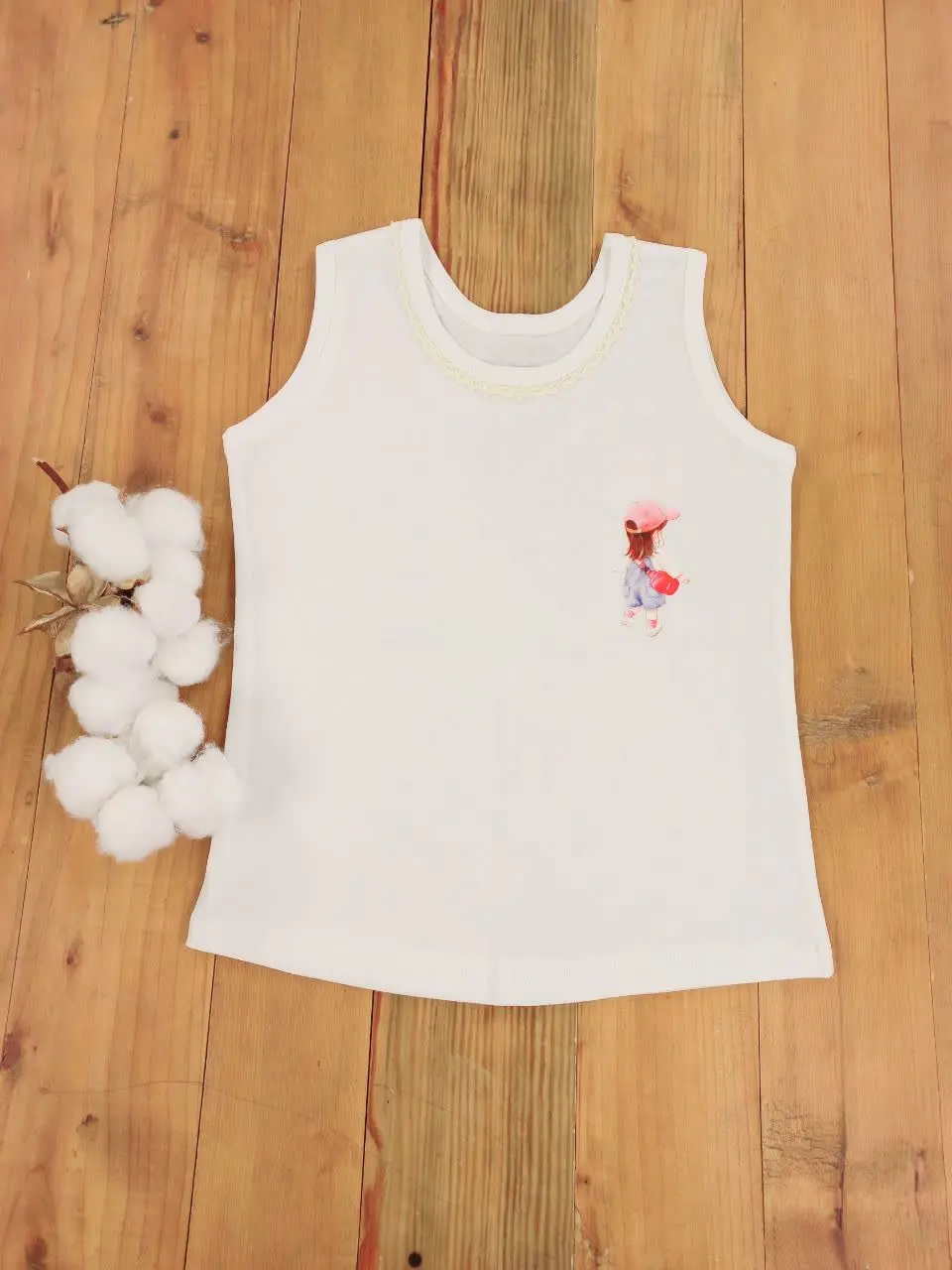 دخترک کلاه به سر 
