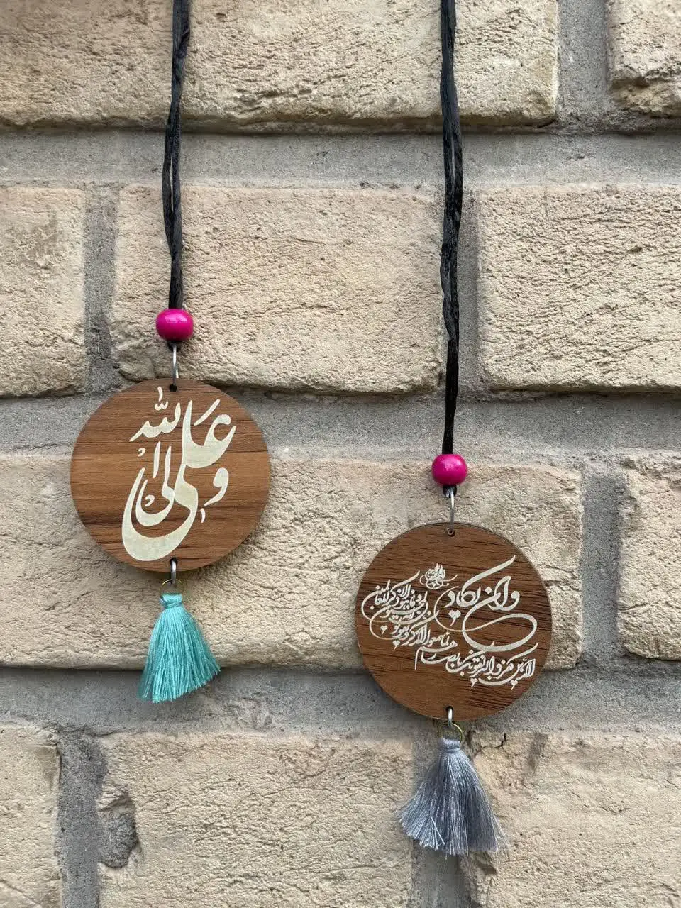 یک طرف نام مبارک امیر المومنین (ع) 
