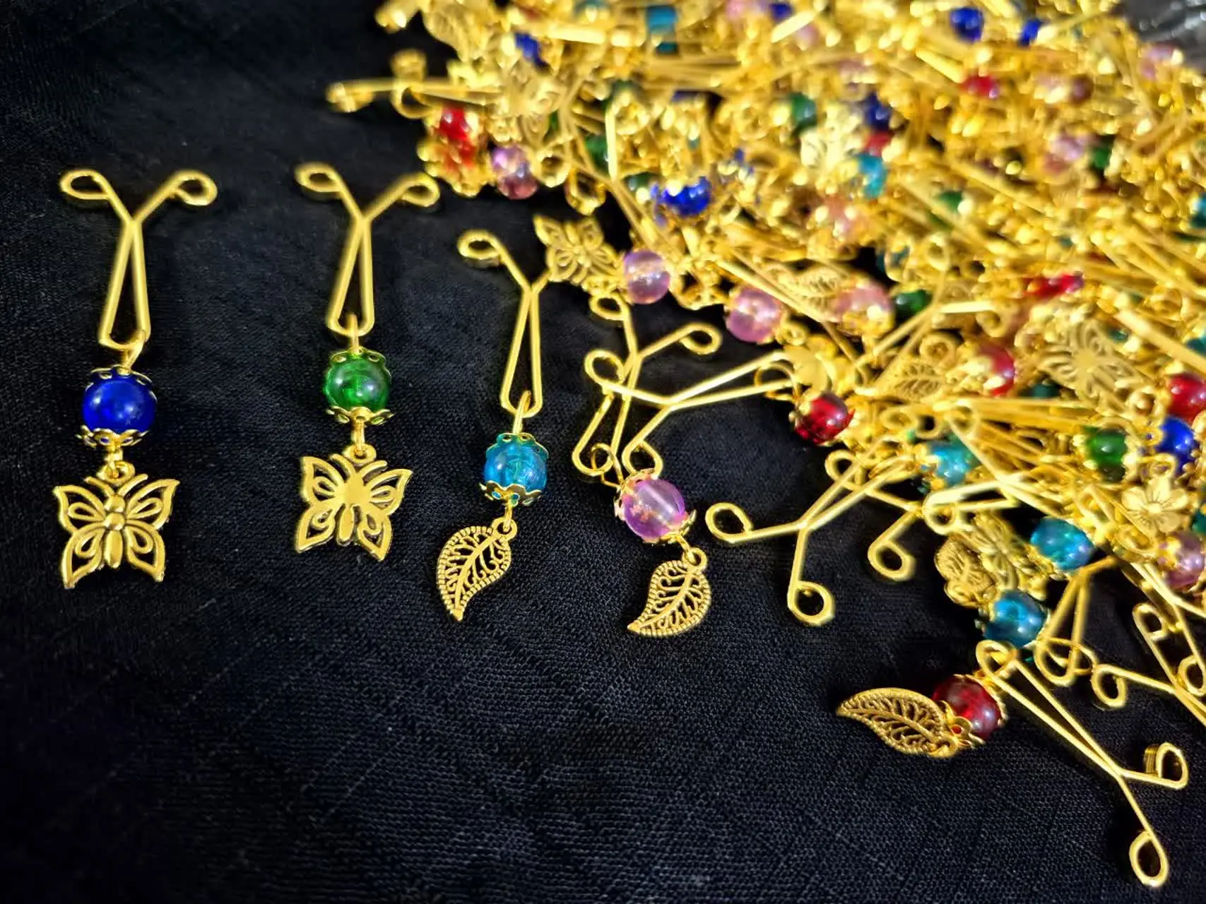 🌺 گیره روسری اویزی رنگارنگ
