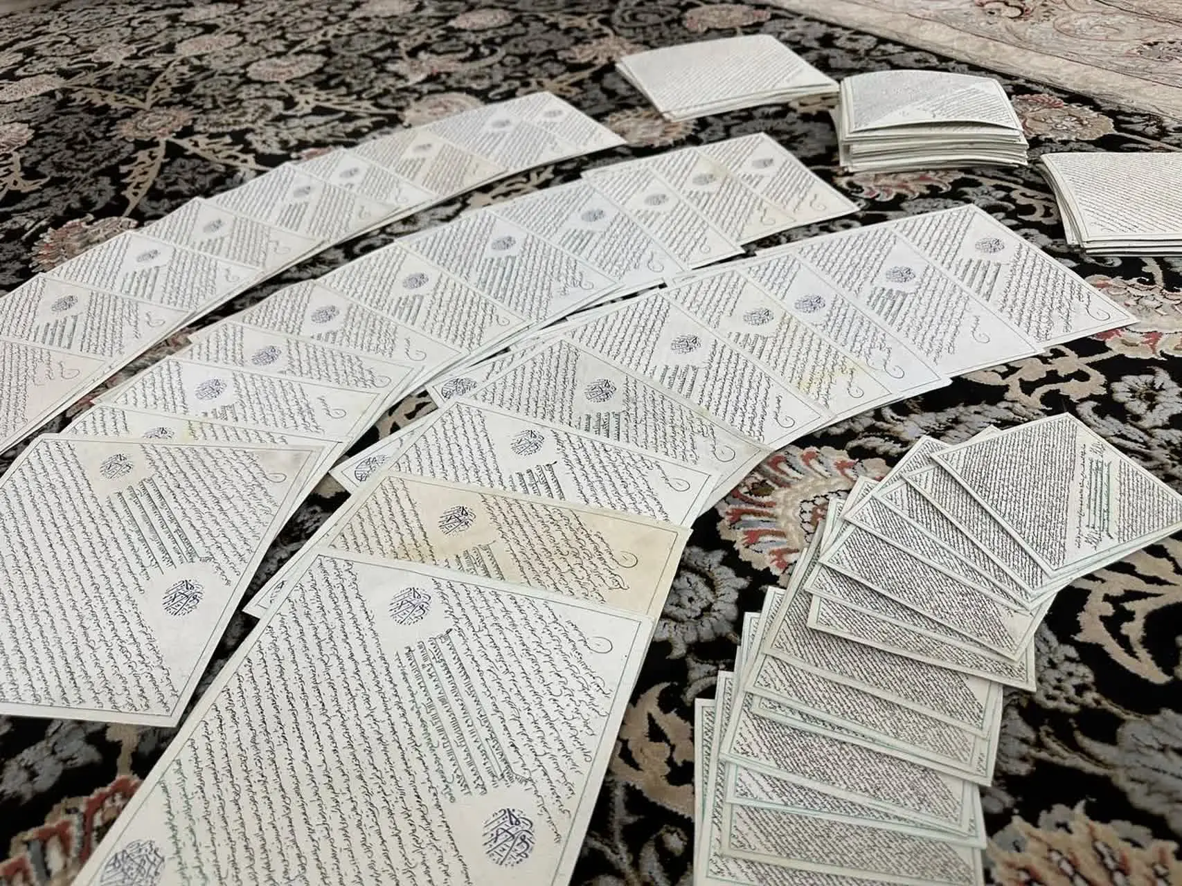 ما در حال ارسال بسته بندی بسته‌های شما هستیم حجم سفارشاتو ببینید یکی از مشتریهای گلمون ۱۵ عدد تابلو سفارش دادن گفتن میخوان به اطرافیانشون عیدی بدن
